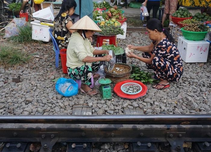 Hàng hóa được người dân bày bán cách đường sắt chưa đầy 1 m