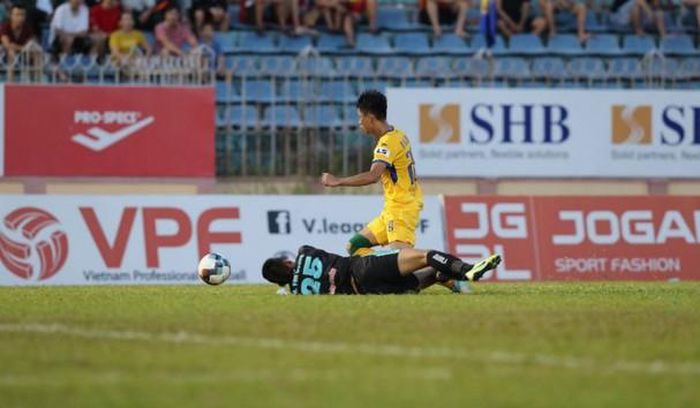 Tình huống Phan Văn Đức bị thủ môn Phạm Văn Cường phạm luật. Ảnh: VPF