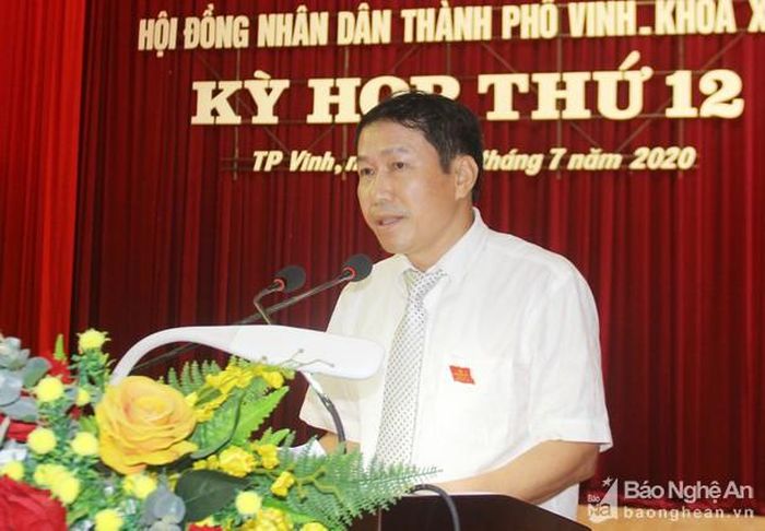 Phó Chủ tịch UBND thành phố Vinh Lê Sỹ Chiến thừa nhận, tiến độ thực hiện một số quyết định, kết luận sau thanh tra, giải quyết khiếu nại, tố cáo còn chậm với 32% chưa thực hiện. Ảnh: Mai Hoa