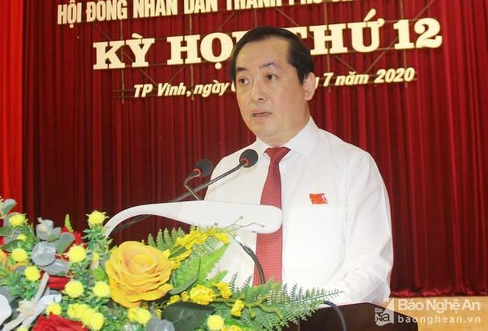 Đồng chí Nguyễn Văn Lư - Phó Bí thư Thường trực Thành ủy, Chủ tịch HĐND thành phố Vinh phát biểu khai mạc kỳ họp. Ảnh: Mai Hoa
