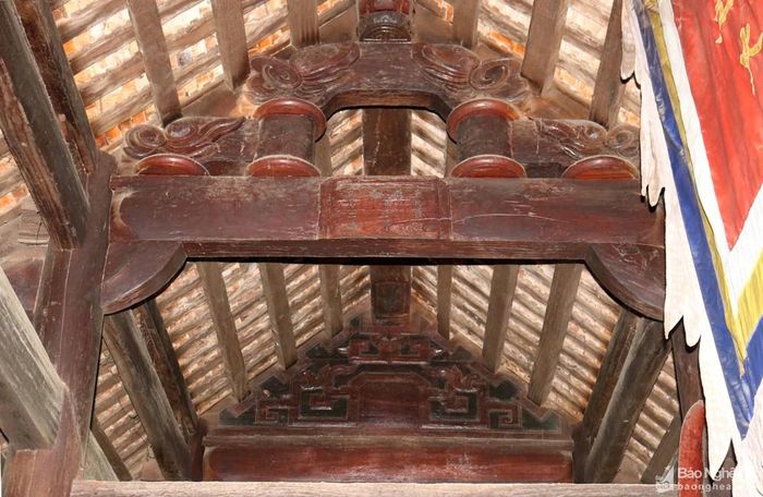 Hạ điện của đền là một ngôi nhà gỗ lim 3 gian 2 hồi được dựng từ năm 1901 với kiến trức vững chắc, điêu khắc đẹp, nổi bật với hồi văn 2 mái, thông thoáng. Ảnh: Huy Thư