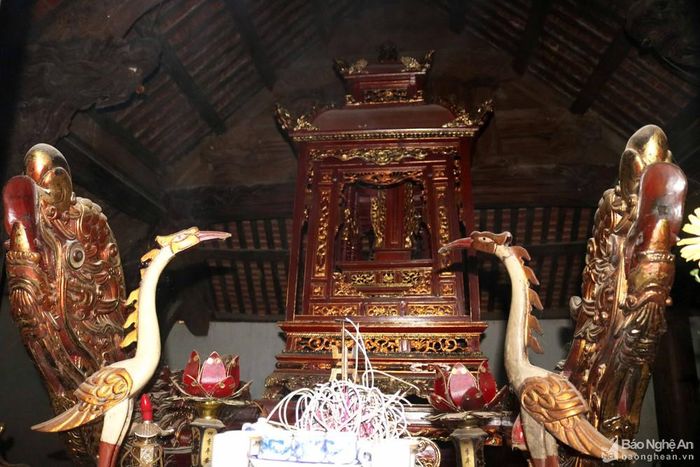 Tại đền còn lưu giữ nhiều hiện vật cổ kính, đặc biệt trong thượng điện có thờ 1 chiếc kiệu rồng lớn, dài khoảng 6 m, cao khoảng 2,5m được chạm trổ tinh xảo. Kiệu rồng ngự gần trọn diện tích thượng điện đền Cả. Ảnh: Huy Thư