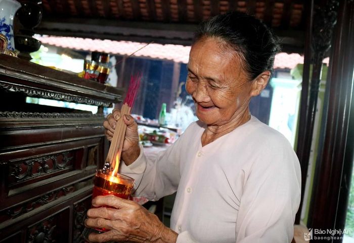 Theo bia dẫn tích dựng tại đền, trước Cách mạng Tháng Tám, đền là nơi hội họp bí mật của các chiến sĩ cách mạng, là nơi treo cờ Đảng kêu gọi đấu tranh trong phong trào Xô viết Nghệ Tĩnh, nơi tập trung quần chúng đi cướp chính quyền năm 1945. Trong chiến tranh, đền là trụ sở làm việc của ủy ban kháng chiến, là nơi đặt kho lương thực, vũ khí của quân và dân ta. Hiện bên trái đền còn có Đài tưởng niệm các Anh hùng liệt sĩ. Từ xưa đến nay, đền Cả là nơi sinh hoạt văn hóa tâm linh, thể hiện truyền thống uống nước nhớ nguồn của nhân dân địa phương. Ảnh: Huy Thư