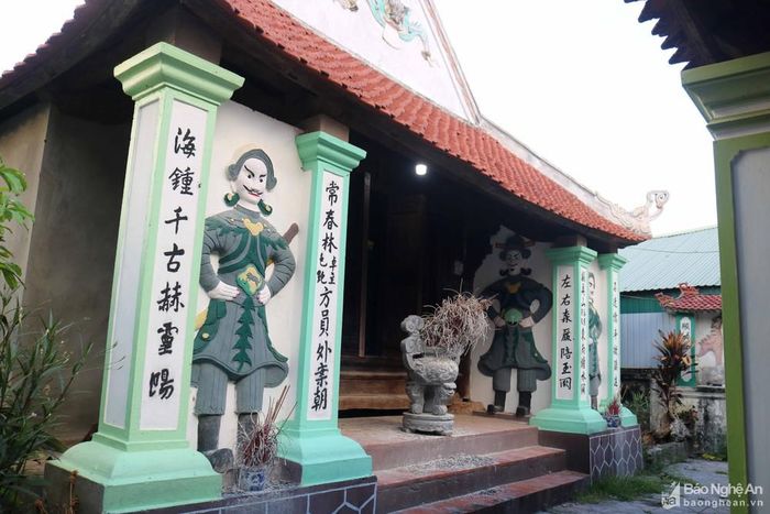 Thượng điện của đền được xây dựng lại vào năm 1891 tuy diện tích khiêm tốn nhưng được trang trí, điêu khắc chạm trổ công phu. Ảnh: Huy Thư