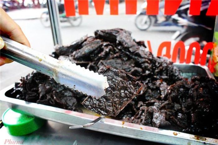 Nếu đã quen thuộc với gỏi khô bò và mặc định khô bò chỉ có thể kết hợp với đu đủ bào thì bạn sẽ bất ngờ khi phát hiện người Sài Gòn còn dùng khô bò trong món bánh mì. Theo chị Liên, chủ xe bánh mì khô bò Phương Liên (12 Nguyễn Huy Tự, phường Đa Kao, quận 1), món ăn này đã có khoảng 30 năm trước và do một người cô của gia đình bán. Sau đó, người cô này đi định cư, dạy lại bí quyết làm khô bò và bánh mì khô bò cho gia đình chị.