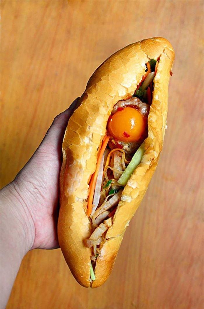 Một ổ bánh mì xíu mại trứng muối Mami's Bami (16 Ngô Tất Tố, P.16, Q. Bình Thạnh)có giá 35.000 đồng. Ngoài nhân trứng muối, bạn có thể thử các loại nhân như bì nạc, phá lấu hay bánh mì thập cẩm. Ảnh: Vân Nguyễn.