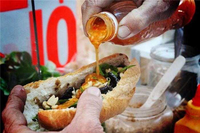 Bánh mì khô bò có cách phối vị khá đơn giản. Xẻ dọc ổ bánh mì, cho khô bò (thịt, lách, gan bò), rau răm, các loại và rưới lên một loại nước dùng riêng biệt, ít đậu phộng rang vàng, cuối cùng là kéo một đường tương ớt dọc thân bánh. Khi ăn, sự kết hợp của các thành phần tạo nên một món ngon khá bắt vị.