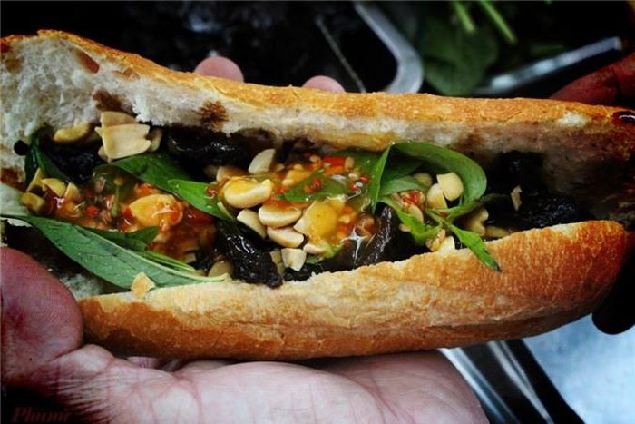 Cũng theo chị Liên, các thành phần chủ yếu của bánh mì khô bò đều do gia đình chị chế biến theo công thức riêng. "Hơi mất thời gian nhưng bù lại, món ăn sẽ có hương vị riêng để phân biệt với nhiều xe bánh mì tương tự khác", chị Liên nói.