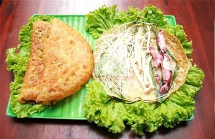 Bánh xèo vừa ra lò nóng hôi hổi cho ngay vào chén nước chấm cùng rau sống, rau thơm ngon đến “tê dại”.