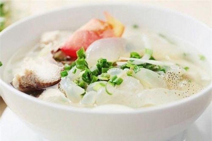 Bún sứa Nha Trang chủ yếu được nấu bằng cá liệt, loại cá chỉ to hơn ba ngón tay, không xương và mang vị ngọt tự nhiên của biển.