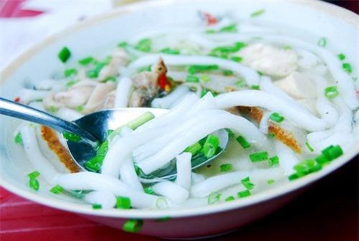 Bánh canh với nước dùng ngọt thơm cuốn hút người thưởng thức.