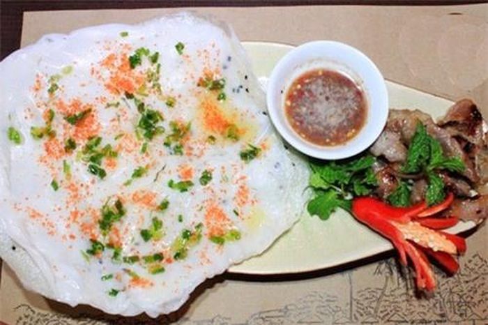 Bánh ướt chấm với mắm chua ngọt, ăn kèm cùng với hành phi, giá trụng, tóp mỡ, chả lụa...