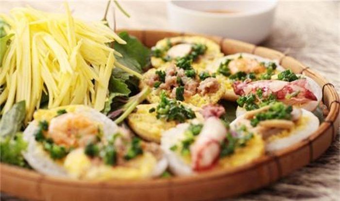 Bánh căn dễ ăn vừa bởi nguyên liệu đơn giản, ít dầu mỡ lại có thêm rau sống như xà lách, rau cải, húng quế, diếp cá và xoài xanh thái thành sợi nhỏ càng đỡ ngán.