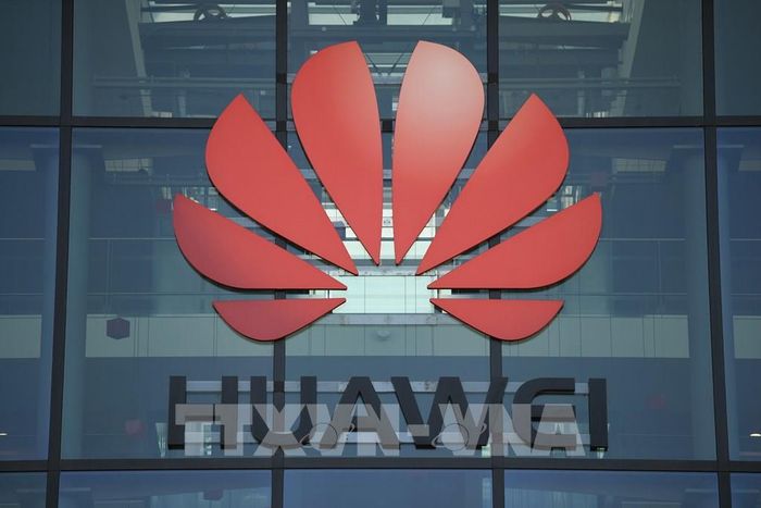 Biểu tượng Huawei tại văn phòng của tập đoàn này ở London, Anh. Ảnh: AFP/TTXVN
