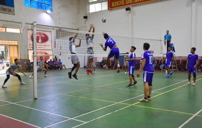Trận chung kết môn bóng chuyền giữa 2 đội thị xã Ayun Pa và Đức Cơ diễn ra rất hấp dẫn và đầy kịch tính. Ảnh: H.P