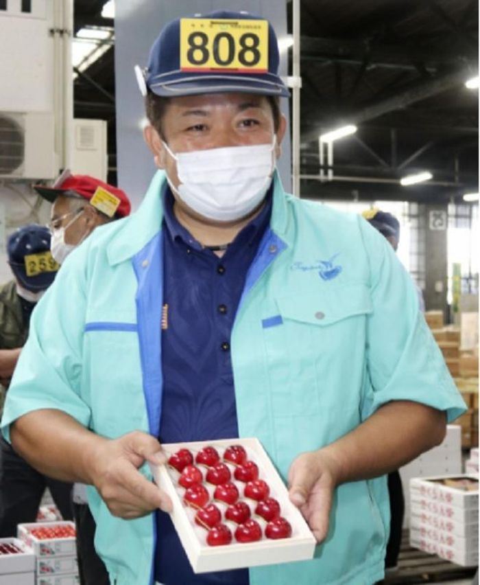 Hộp cherry hình tim được bán tại chợ Hachinohe hôm 30/6. (Ảnh: JA Hachinohe)