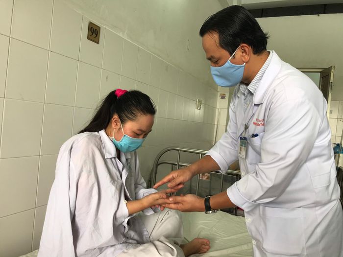  Bác sĩ thăm khám bệnh nhân sáng 6-7
