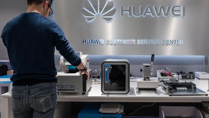  Nhật Bản có thể tận dụng khó khăn của Huawei để chạy đua trong việc triển khai mạng 5G trên toàn cầu. Ảnh: CNN. 