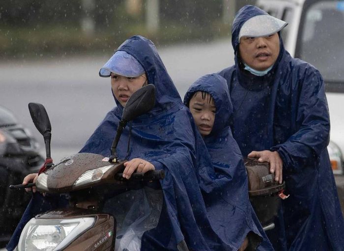  Mưa lớn và lũ lụt đã ảnh hưởng đến khoảng 20 triệu người Trung Quốc, tàn phá một phần lớn đất nước và gây ra thiệt hại kinh tế ước tính vào khoảng 5,9 tỷ USD, theo Guardian. 