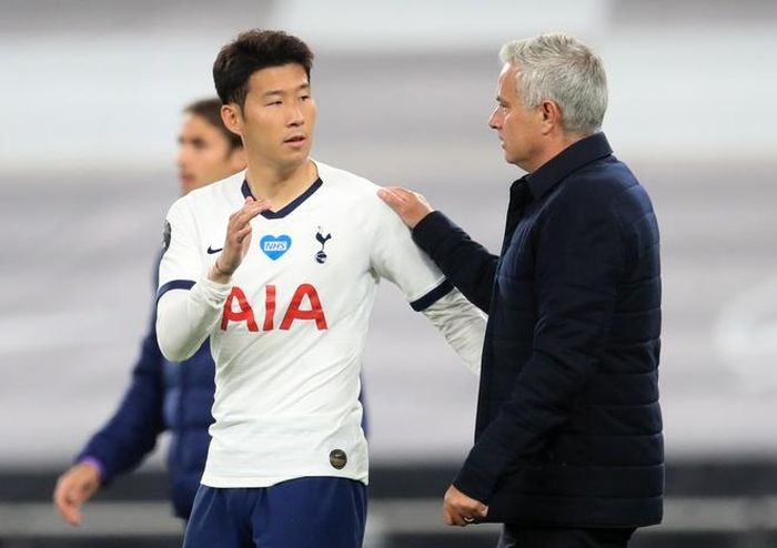  Chia sẻ với Metro, chuyên gia Glenn Hoddle cho biết: "Lloris dường như vẫn còn bực bội sau thất bại trước Sheffield ở vòng đấu trước. Cậu ấy muốn đồng đội chơi nỗ lực hơn. Tuy nhiên, trong tình huống này, không thể đòi hỏi nhiều hơn ở Son, cậu ấy không phải là hậu vệ". 