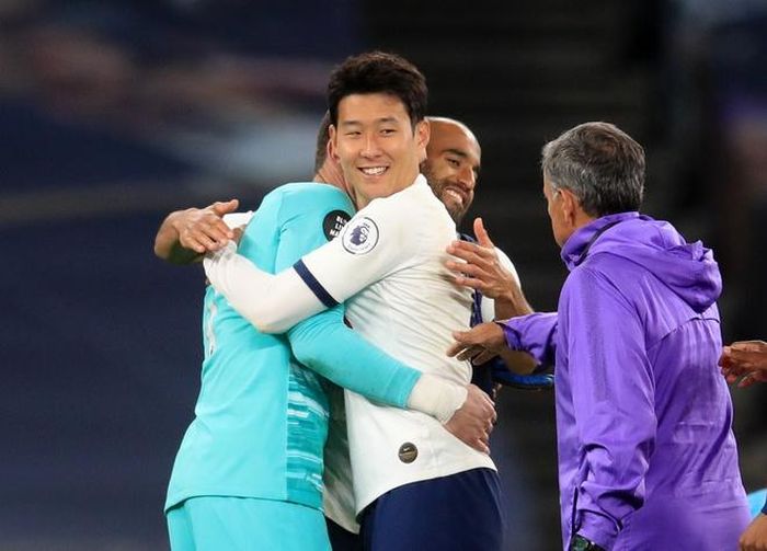  Trận đấu trên sân Tottenham khép lại với chiến thắng 1-0 dành cho đội chủ nhà. Son và Lloris chạy đến ôm nhau ăn mừng sau khi tiếng còi mãn cuộc vang lên. 