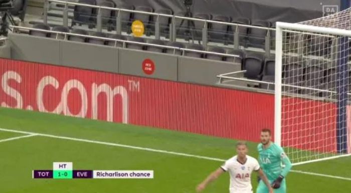 Máy quay ghi lại cảnh Hugo Lloris tỏ ra tức giận sau cú sút của Richarlison. Anh hét về phía Son Heung-min và yêu cầu tiền đạo này nỗ lực hơn để hỗ trợ đồng đội phòng ngự. Tuyển thủ Hàn Quốc dường như phớt lờ lời nhắc nhở của đội trưởng và đi vào đường hầm. Đây là nguyên nhân dẫn đến tình huống xô xát sau đó.