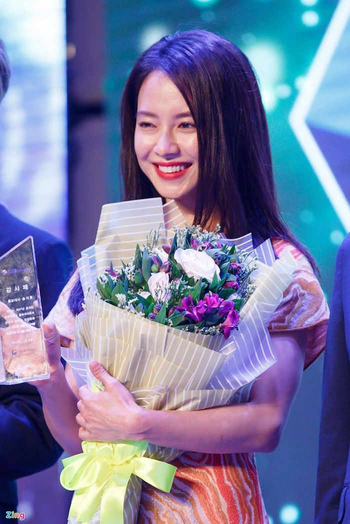 Nổi tiếng và xinh đẹp nhưng Song Ji Hyo có đường tình duyên khá trắc trở. Cô từng trải qua đổ vỡ tình cảm với một doanh nhân - người được cho là có mối quan hệ với giới xã hội đen. Gần chạm ngưỡng 40 tuổi, người đẹp 8X lựa chọn cuộc sống độc thân, kín tiếng. Cô bộc bạch: “Hôn nhân không nằm trong suy tính của tôi ở thời điểm này. Tôi hạnh phúc và hài lòng với cuộc sống hiện tại”. Ảnh: Nguyễn Thành.