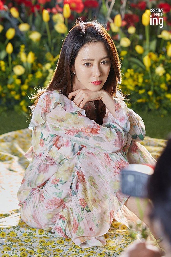  Ngoài gương mặt trẻ trung hơn độ tuổi U40, Song Ji Hyo còn sở hữu thân hình gợi cảm. Ở đời thường, cô ít khi mặc trang phục táo bạo, khoe vóc dáng. Tuy nhiên, khi đóng phim, mỹ nhân người Hàn cũng không ngại "cởi" để đóng cảnh nóng. Tên tuổi của cô cũng vươn lên vị trí sao hàng đầu nhờ các tác phẩm 18+ như Sex is Zero 2 (Tình dục là chuyện nhỏ 2) hay Song hoa điếm (A Frozen Flower). 
