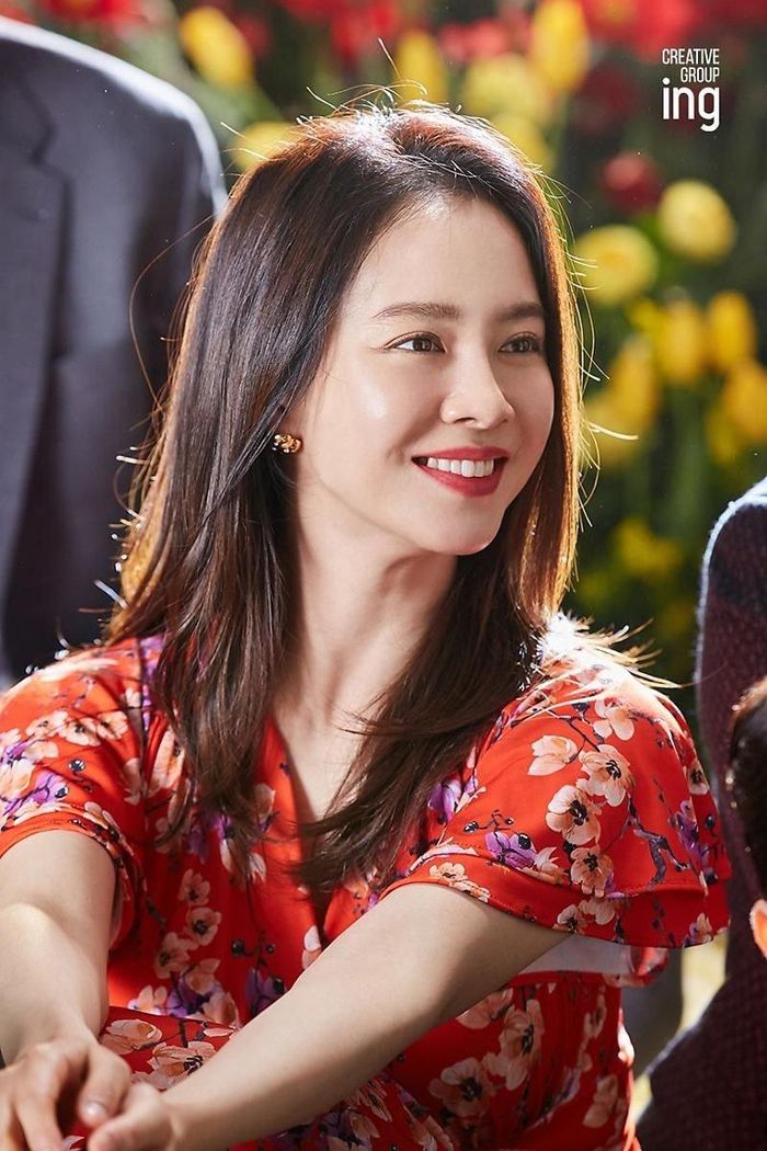  Người hâm mộ dành nhiều lời khen cho làn da căng mịn và nụ cười rạng rỡ của nữ diễn viên. Nhiều người đã quen với gương mặt mộc, không chút phấn son của cô khi ghi hình Running Man. Vì vậy, mỗi lần trang điểm, Song Ji Hyo đều khiến khán giả bất ngờ và không ngừng tán thưởng về nhan sắc. 