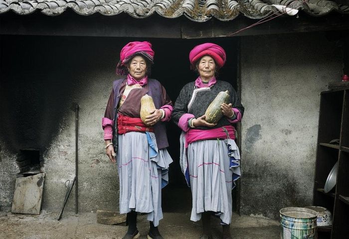 Dân tộc này tin rằng người phụ nữ lớn tuổi là nhân vật quan trọng nhất trong gia đình. Mỗi ngôi nhà đều có căn phòng đặc biệt gọi là phòng của bà. Người Mosuo cũng dành sự tôn kính cho loài chó. Theo truyền thuyết, những con chó có tuổi thọ 60 năm trong khi con người chỉ sống được 13 năm. Loài động vật này đã trao đổi tuổi thọ cho con người để đổi lấy sự tôn trọng. Ảnh: Matteo Carta.