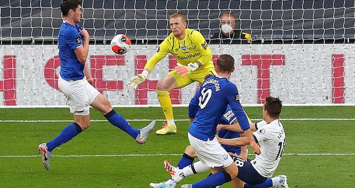 Cú sút của Lo Celso đã chạm vào Michael Keane đổi hướng, khiến Pickford bó tay