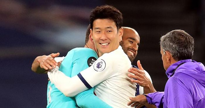 Lloris và Son lại ôm nhau ăn mừng rạng rỡ sau trận đấu