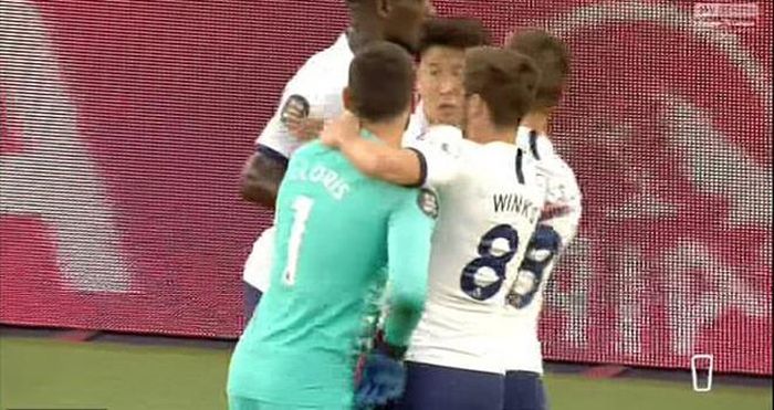 Lloris lao vào đẩy Son, và quát nạt