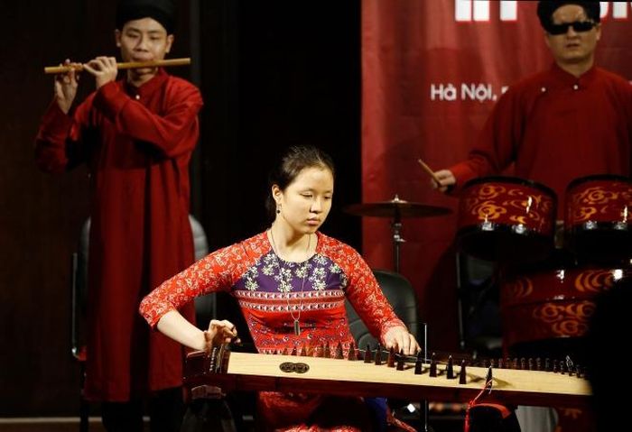 Các nghệ sĩ khiếm thị Nguyễn Văn Linh (sáo trúc), Nguyễn An Như (đàn tranh) và Trần Văn Thương (bộ gõ) biểu diễn tại chương trình