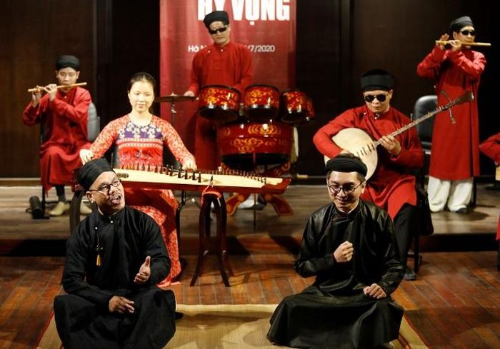 Các nghệ sĩ khiếm thị Nguyễn Văn Linh (sáo trúc), Nguyễn An Như (đàn tranh), Trần Văn Thương (bộ gõ), Thái Quốc Thanh (đàn nguyệt), Đinh Quang Vũ (bìa phải, sáo) giao lưu cùng nhóm Đình làng Việt