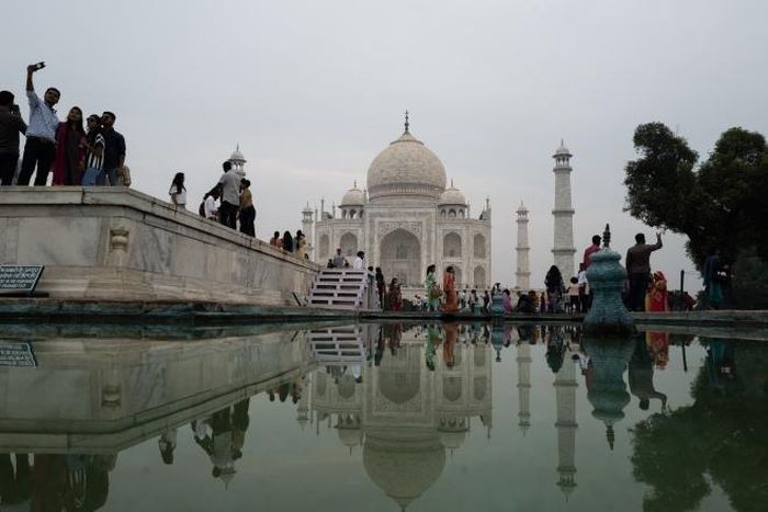 Khách du lịch thăm đền Taj Mahal ở Agra, Ấn Độ. Ảnh: AFP/ TTXVN
