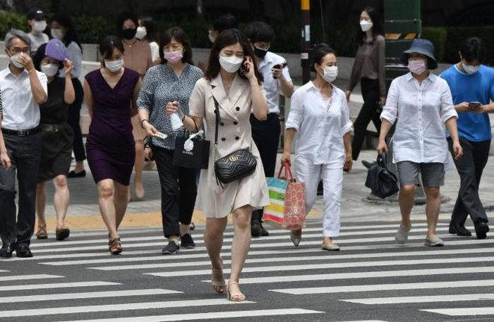 Người dân đeo khẩu trang phòng lây nhiễm COVID-19 tại Seoul, Hàn Quốc, ngày 23/6/2020. Ảnh: AFP/TTXVN