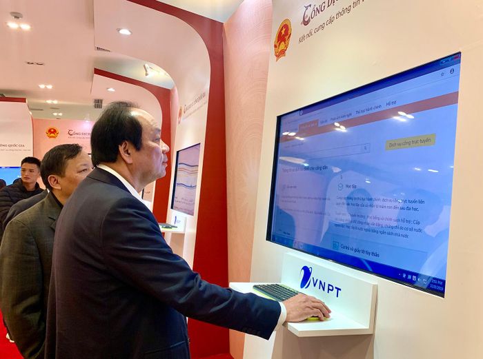 Bộ trưởng, Chủ nhiệm VPCP Mai Tiến Dũng trải nghiệm việc sử dụng Cổng Dịch vụ công quốc gia. - Ảnh: VGP
