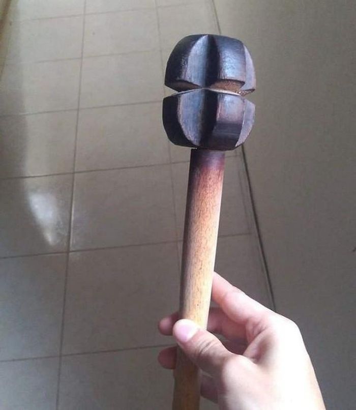 Không phải là một cây búa, món đồ kỳ lạ đến khó hiểu này có tên là Molinillo, còn được gọi là batirol hoặc batidor. Công dụng của nó chủ yếu để pha chế các loại đồ uống nóng như sô cô la nóng, cacao và champurrado (một loại đồ uống).