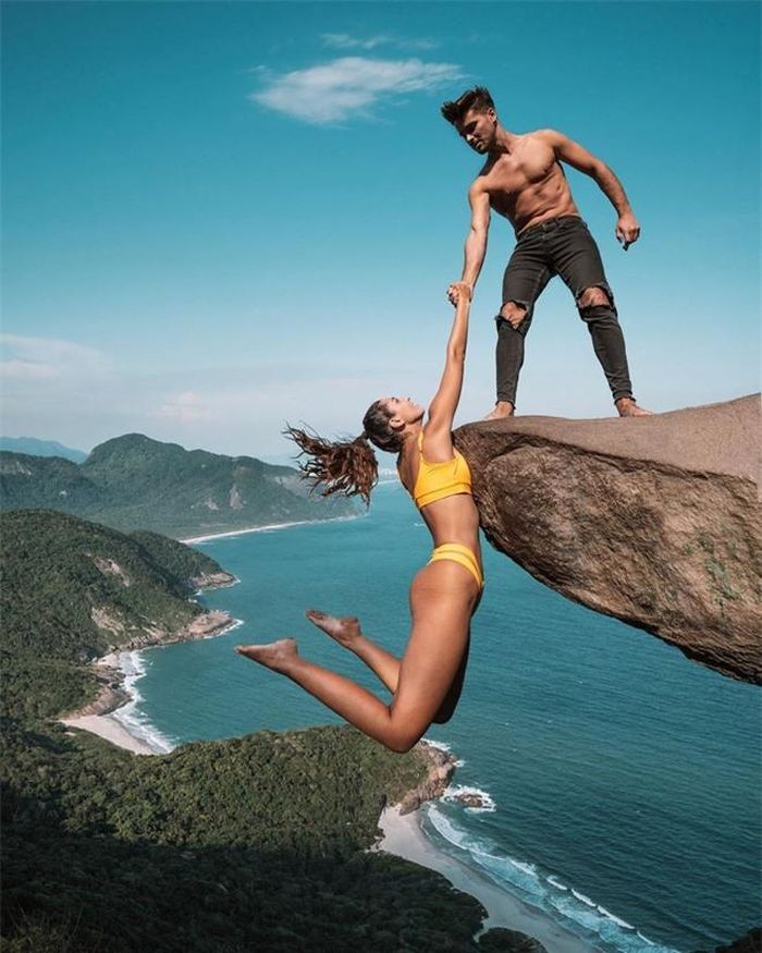 Raquel - Miguel là cặp blogger du lịch nổi tiếng ở Bồ Đào Nha, sở hữu hơn 700.000 follower. Tháng 10/2019, đôi trẻ gây tranh cãi khi chia sẻ lên trang cá nhân bức hình đu người trên mỏm đá chênh vênh Pedra do Telégrafo, Brazil.