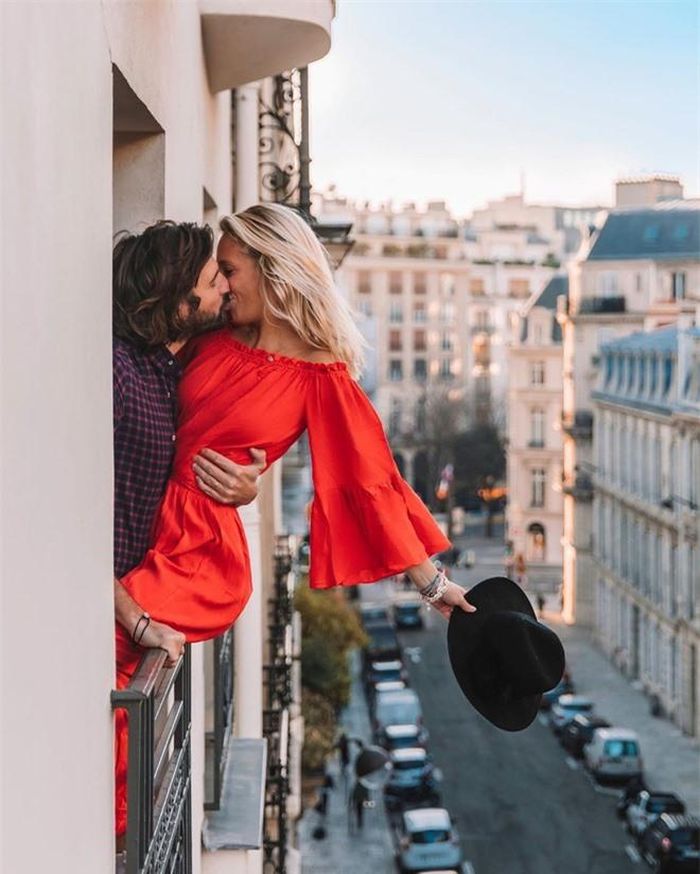 "Có rất nhiều ý kiến khác nhau về những bức ảnh của chúng tôi. Dù như thế nào, chúng tôi vẫn tôn trọng ý kiến của các bạn những vẫn giữ nguyên quan điểm của mình. Đó là tất cả sự sáng tạo và cố gắng của chúng tôi khi muốn truyền tải đến bạn những hình ảnh, khoảnh khắc đẹp và ấn tượng nhất", Jean và Camille viết trên trang cá nhân.