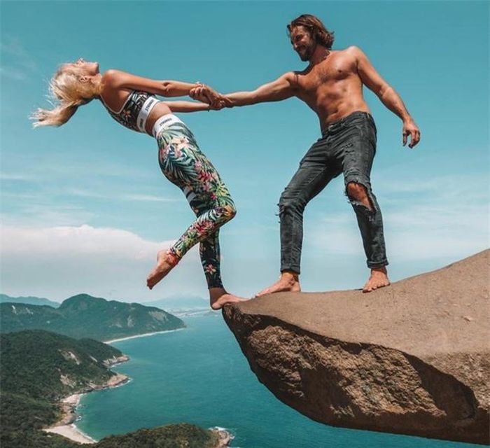 Cặp vợ chồng travel blogger Jean và Camille đến từ Bỉ là chủ nhân của tài khoản Instagram@backpackdiariezcó gần 400.000 lượt theo dõi. Tương tự Raquel - Miguel, cặp blogger này cũng nhận nhiều ý kiến trái chiều với loạt ảnh chụp ở mỏm đá Pedra do Telégrafo và cung đường sắt nổi tiếng ở thị trấn Ella.