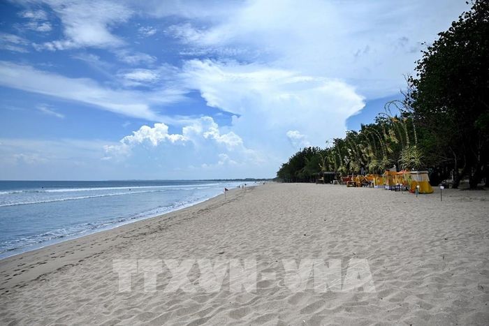 Bãi biển Kuta trên đảo Bali (Indonesia) vắng bóng khách du lịch do dịch COVID-19 ngày 22/3/2020. Ảnh: AFP/TTXVN 