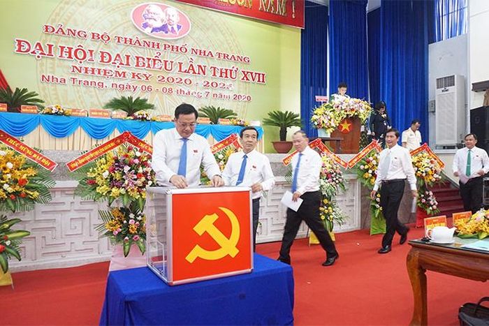 Đoàn chủ tịch bỏ phiếu bầu Ban Chấp hành Đảng bộ thành phố, nhiệm kỳ 2020-2025.