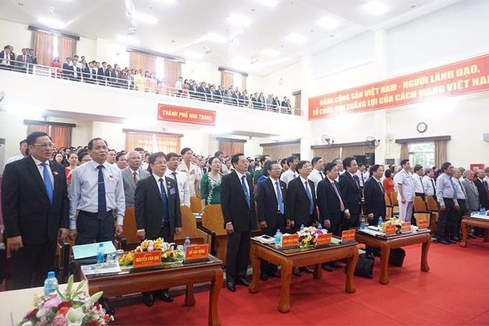 Các đại biểu thực hiện nghi lễ chào cờ.