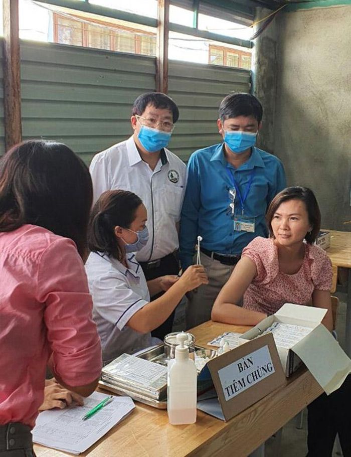 Tổ chức tiêm vắc xin Td phòng bệnh bạch hầu cho học sinh và giáo viên các trường ở xã Đạ R’sal có học sinh tiếp xúc gần ca bệnh