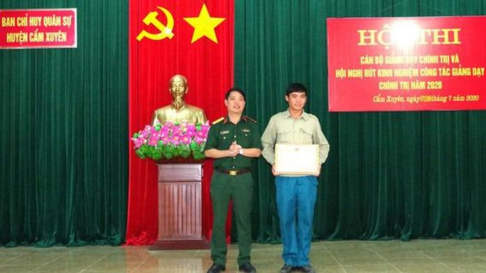 Trao tặng bằng khen cho anh Trần Văn Trung