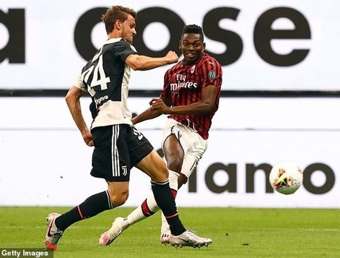  Rất chóng vánh, 1 phút sau bàn gỡ, AC Milan đã có bàn thắng dẫn trước 3-2 sau cú dứt điểm của Leao 