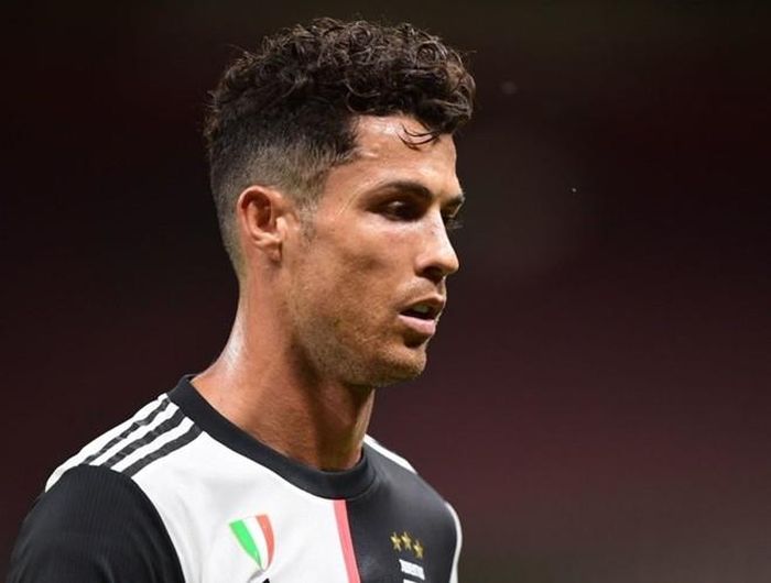  Rất may là Juve vẫn duy trì khoảng cách 7 điểm với Lazio, vì đội bóng này đã bất ngờ nhận thất bại 1-2 trên sân Lecce. 