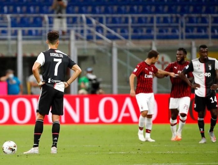  Chỉ 4 phút sau, Ibra kiến tạo để Kessie gỡ hòa 2-2 trong sự bất lực của Ronaldo 